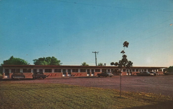 Dew Drop Inn Motel (Hop-Inn Motel) - Old Postcard (newer photo)